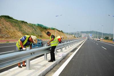 煙臺濱海路蓬萊段公路工程完成全路段瀝青鋪設，助力區(qū)域交通升級
