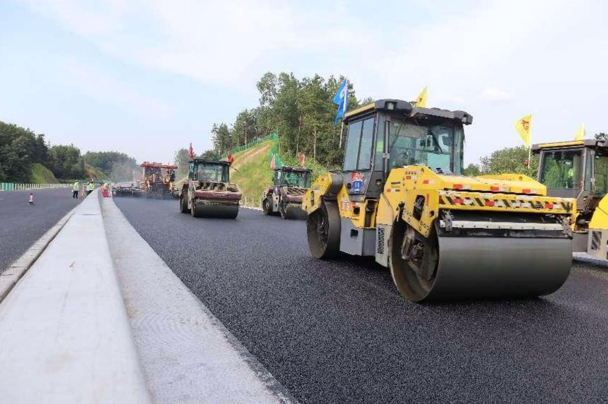 平益高速路面工程進入最后工序，全面沖刺年底通車目標